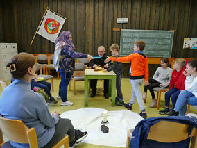 Symbolische Mantelteilung mit den Kommunionkindern (Foto: Karl-Franz Thiede)